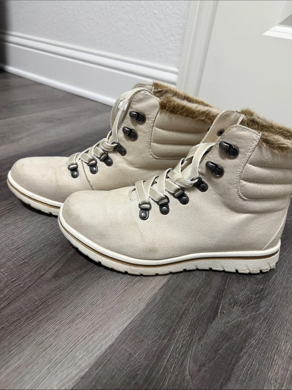 Cliffs by WHITE MOUNTAIN Cream Faux-Fur Lace-Up Winter Ankle Boots 8.5W